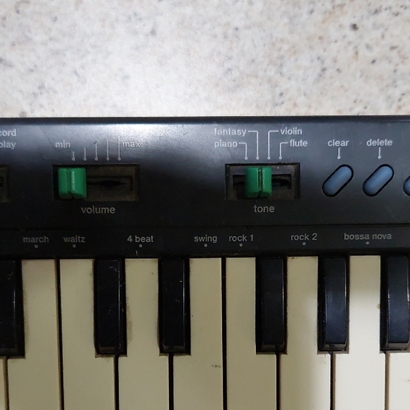 Casio PT-10 Keyboard with Black and White Keys - Picture 6 of 14